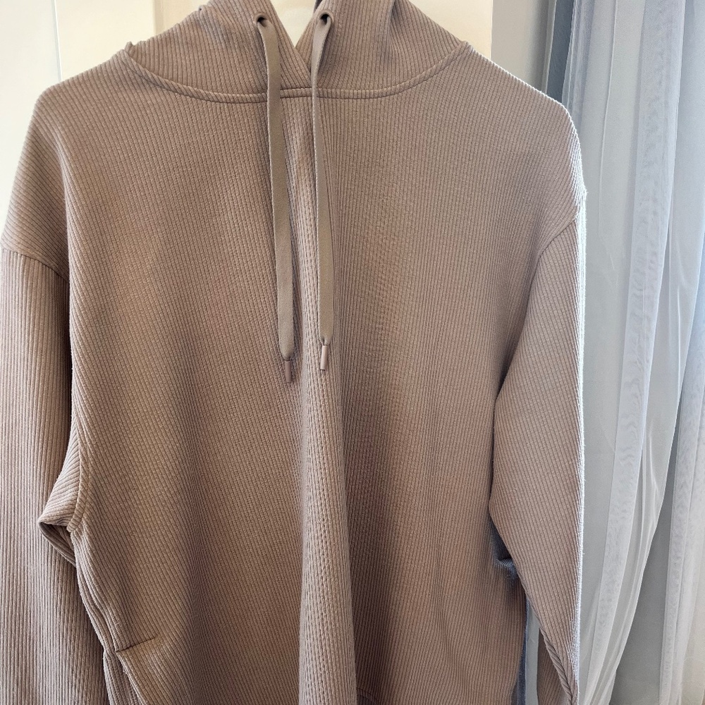 Like New Women’s  90degree hooded, ribbed taupe pullover, side slits, Medium